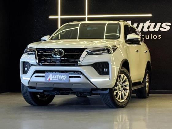 TOYOTA HILUX SW4 2.8 D-4D TURBO DIESEL SRX 7L 4X4 AUTOMÁTICO